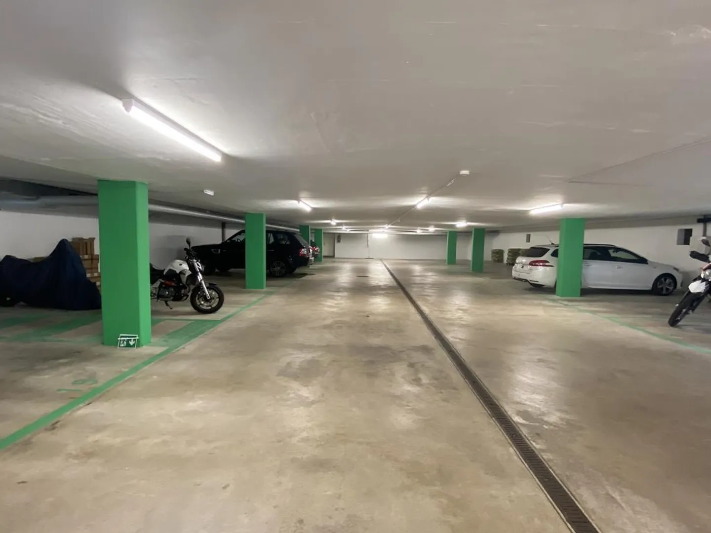Espace de stationnement pour moto à louer ! - Photo 1 sur 2
