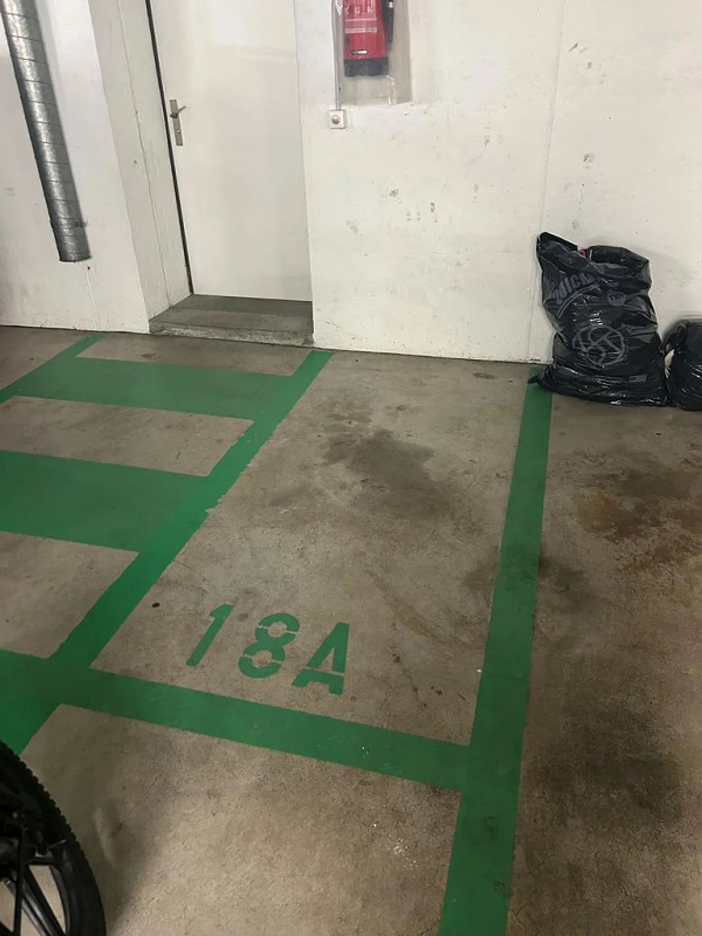 Espace de stationnement pour moto à louer ! - Photo 2 sur 2