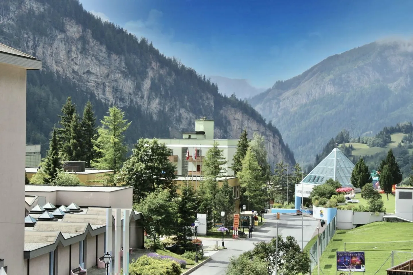 Charming and Central 4.5-Room Apartment with Wonderful Mountain View - Photo 3 of 10