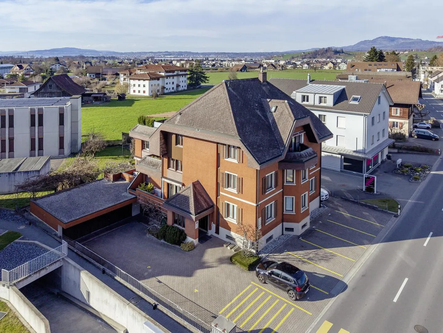 Proprietà di investimento con potenziale di aumento degli affitti a Siebnen - Foto 2 di 5