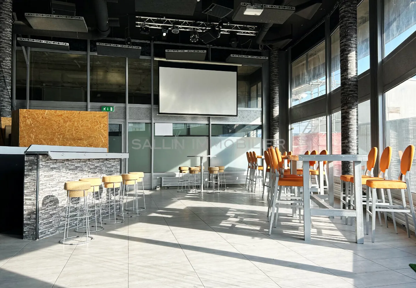 Spazio commerciale con vetrine di circa 250 m² in duplex - Foto 2 di 7