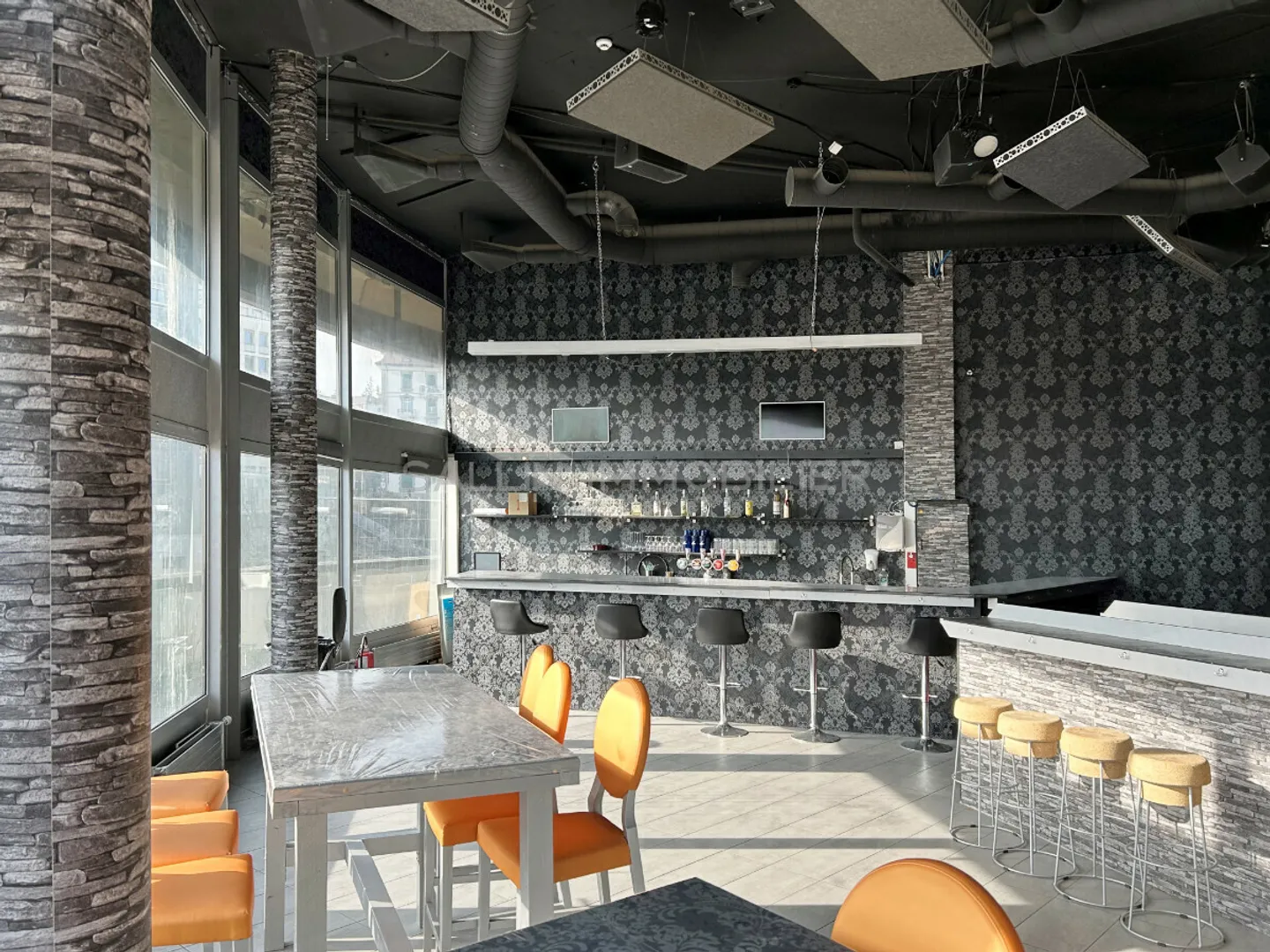 Spazio commerciale con vetrine di circa 250 m² in duplex - Foto 3 di 7
