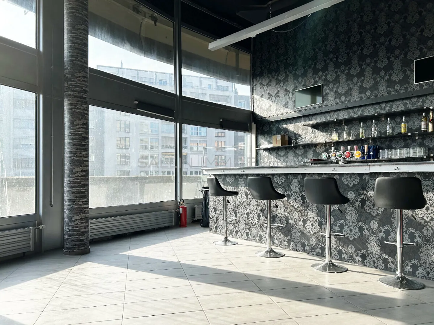 Spazio commerciale con vetrine di circa 250 m² in duplex - Foto 4 di 7
