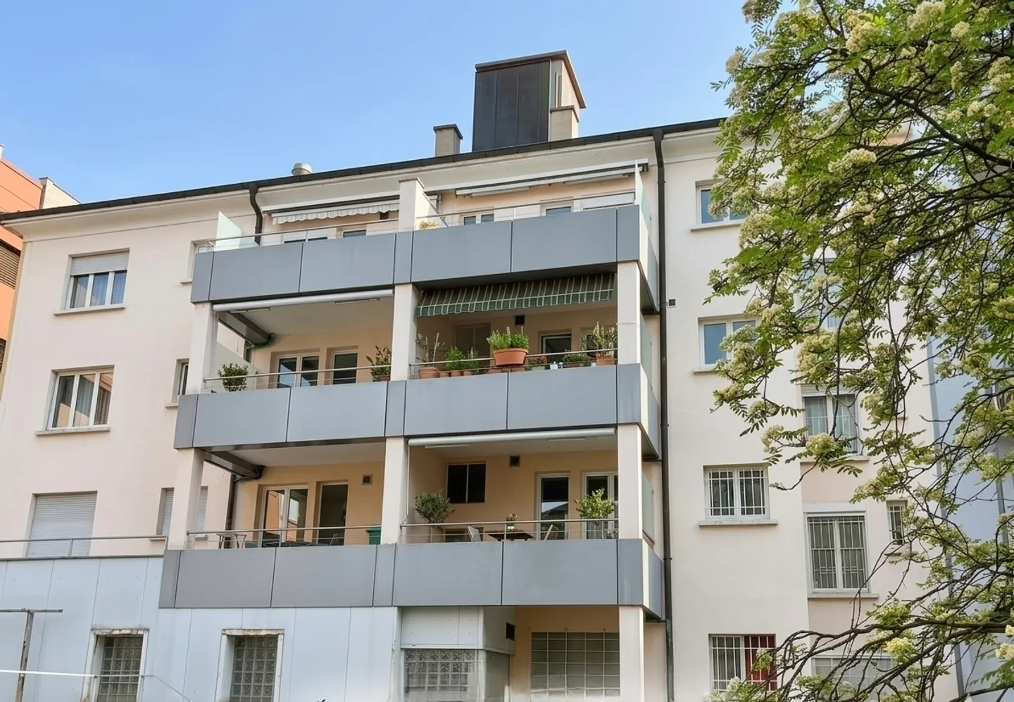Zu verkaufen in Delémont: Mischgebäude mit 6 Wohnungen und 1 Geschäft - Foto 2 von 2