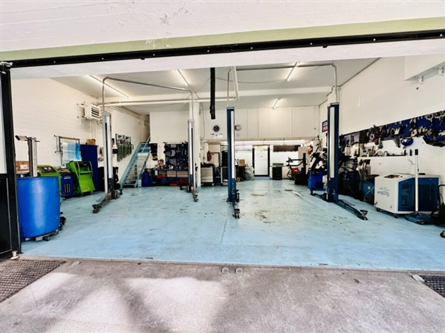 GARAGE TRADIZIONALE CON CUORE E FUTURO - Foto 4 di 6