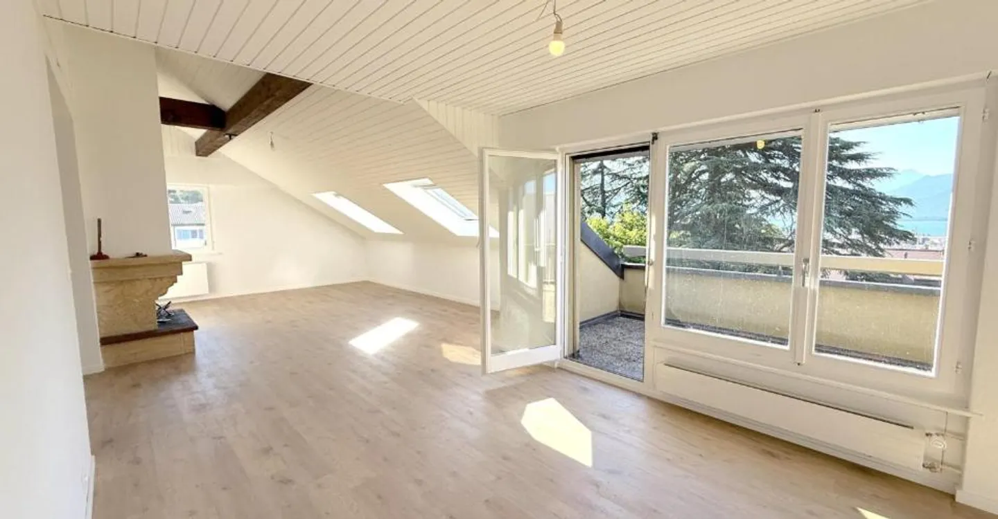 Large 3.5-room apartment with balcony on the top floor - Photo 1 of 9
