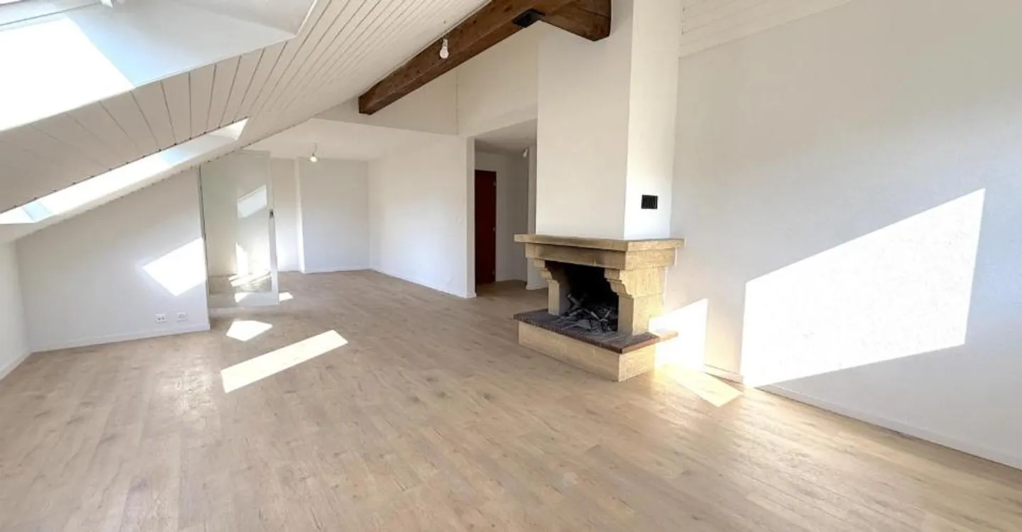 Large 3.5-room apartment with balcony on the top floor - Photo 2 of 9
