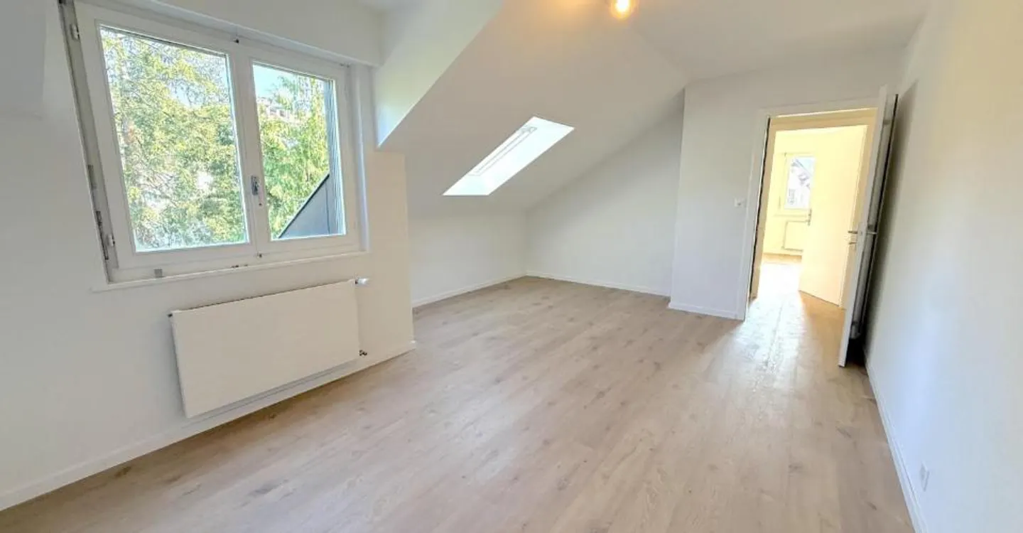Large 3.5-room apartment with balcony on the top floor - Photo 5 of 9