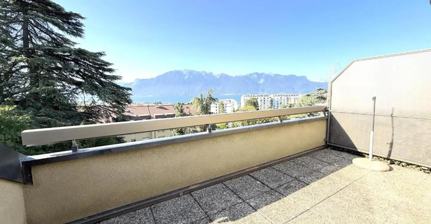 Large 3.5-room apartment with balcony on the top floor - Photo 4 of 9