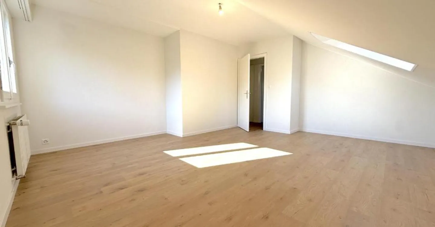 Large 3.5-room apartment with balcony on the top floor - Photo 6 of 9