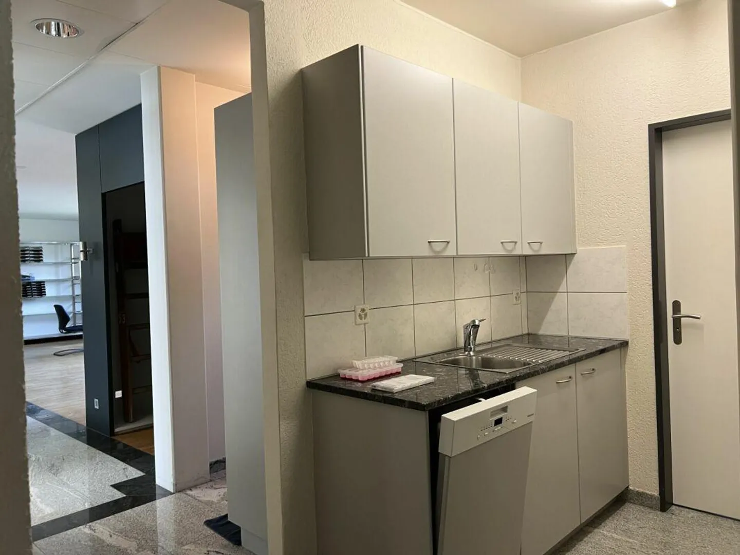 Spazi commerciali, studi, uffici e negozi in affitto in una posizione pubblica attraente - Foto 7 di 14