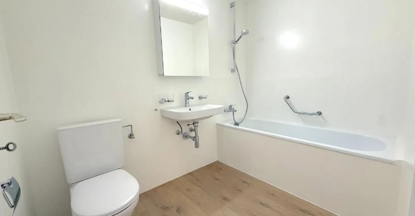 Large 3.5-room apartment with balcony on the top floor - Photo 7 of 9