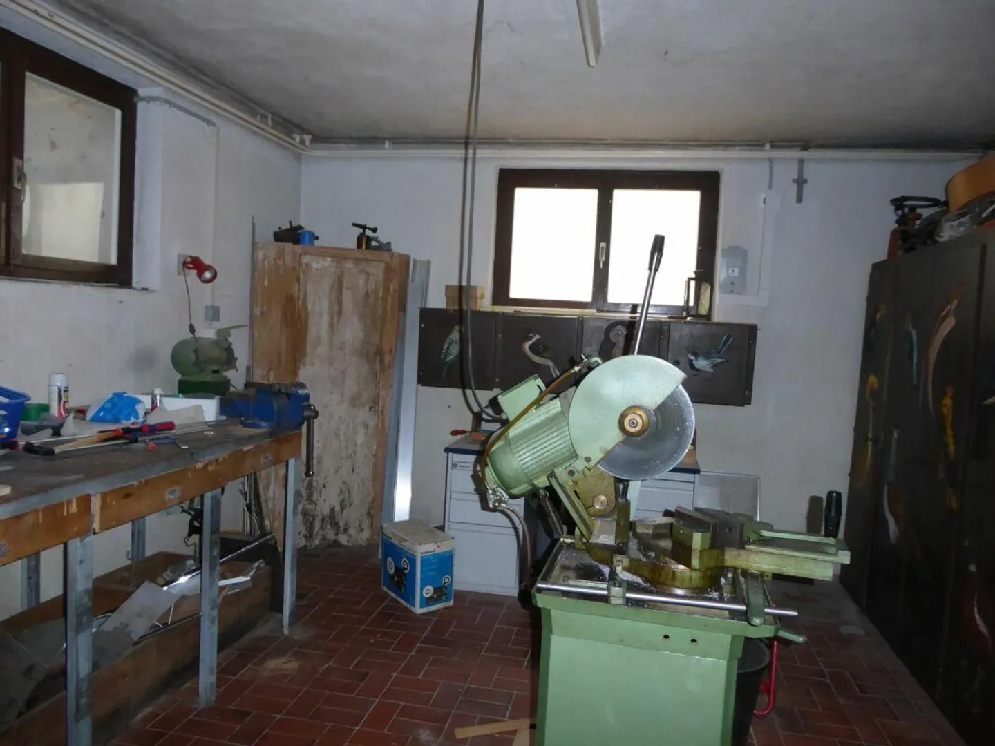 freistehendes Zweifamilienhaus mit Garagen und grosszügigem Umschwung - Foto 20 von 26