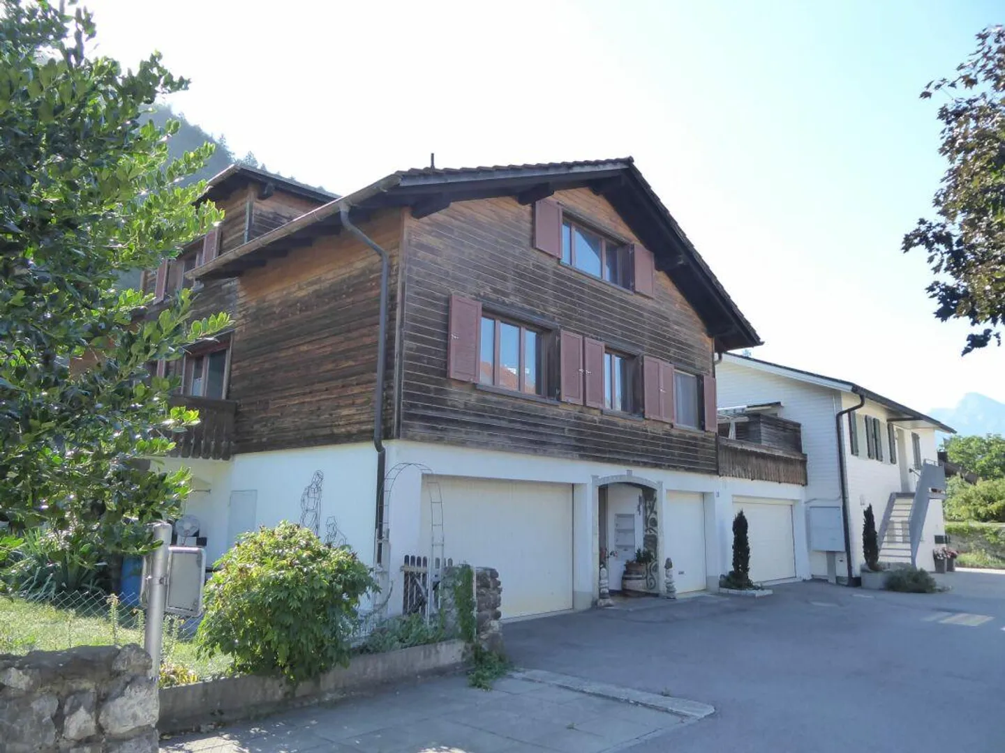 freistehendes Zweifamilienhaus mit Garagen und grosszügigem Umschwung - Foto 22 von 26