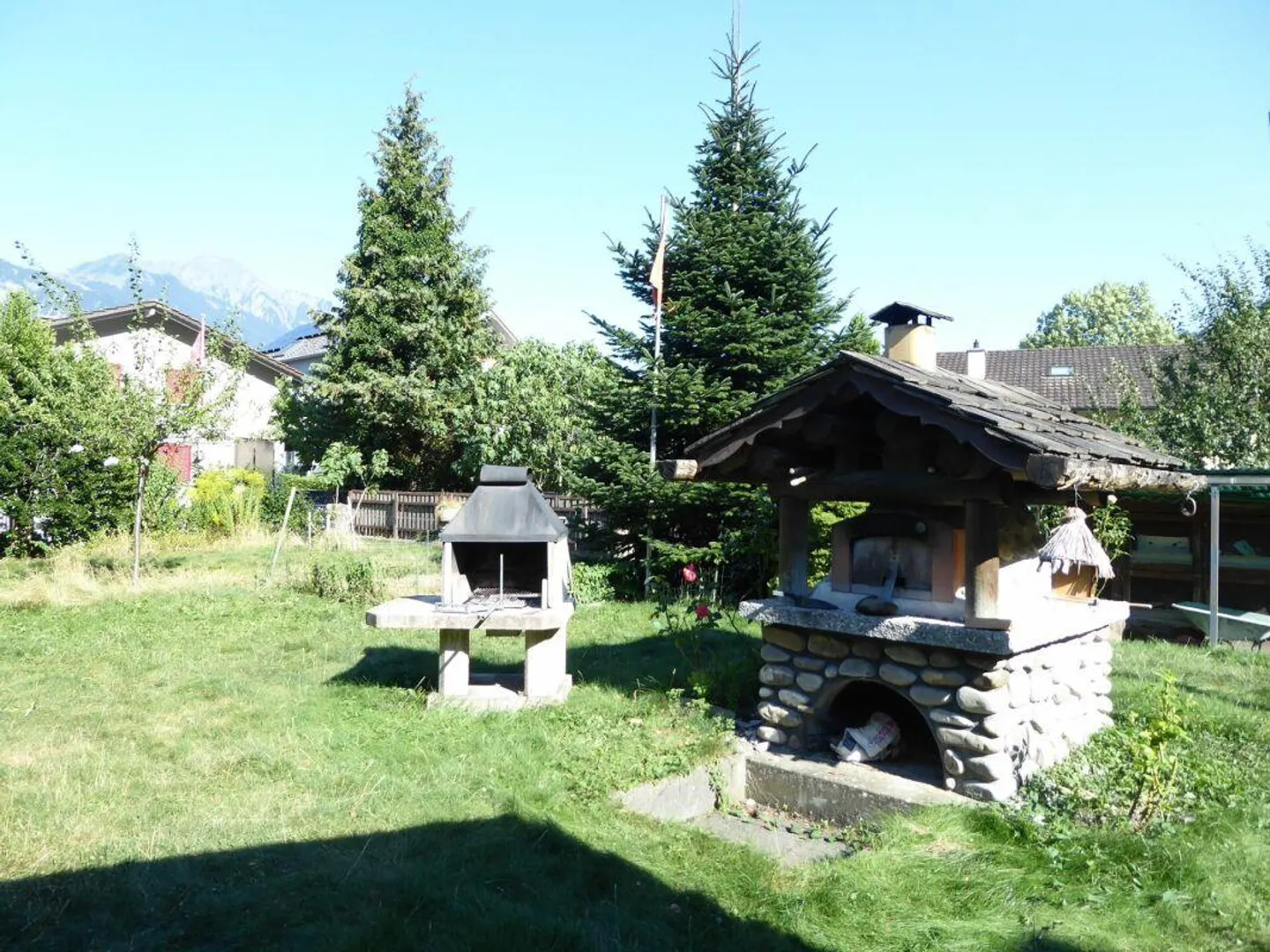 freistehendes Zweifamilienhaus mit Garagen und grosszügigem Umschwung - Foto 25 von 26