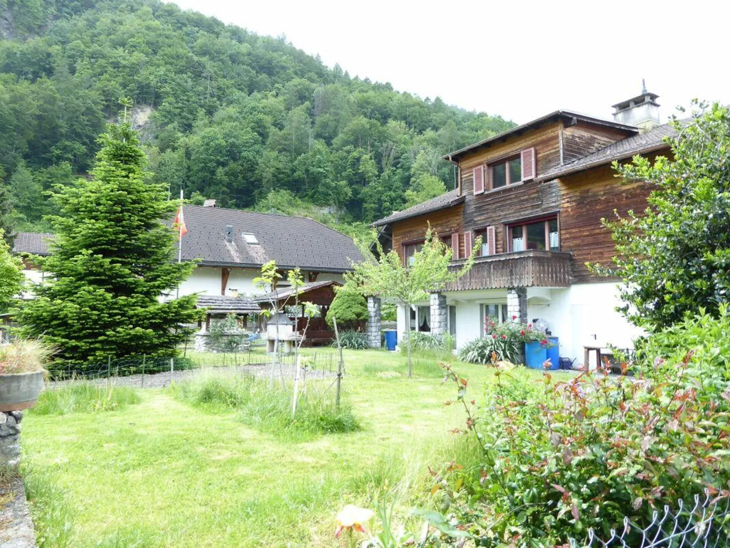 freistehendes Zweifamilienhaus mit Garagen und grosszügigem Umschwung - Foto 26 von 26