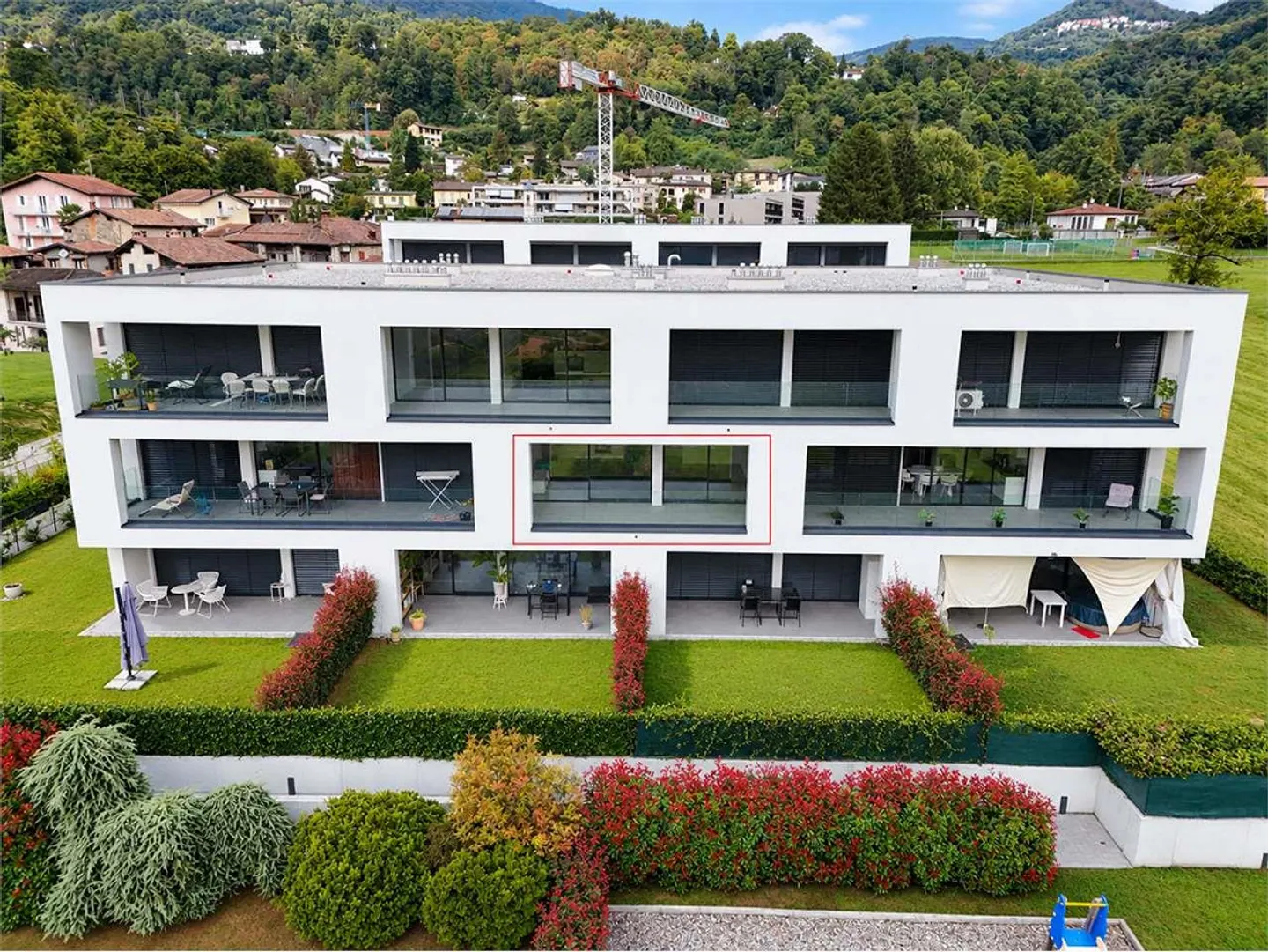 Modernes 2,5-Zimmer-Apartment mit Terrasse in der Residenza Due Laghi - Foto 1 von 13