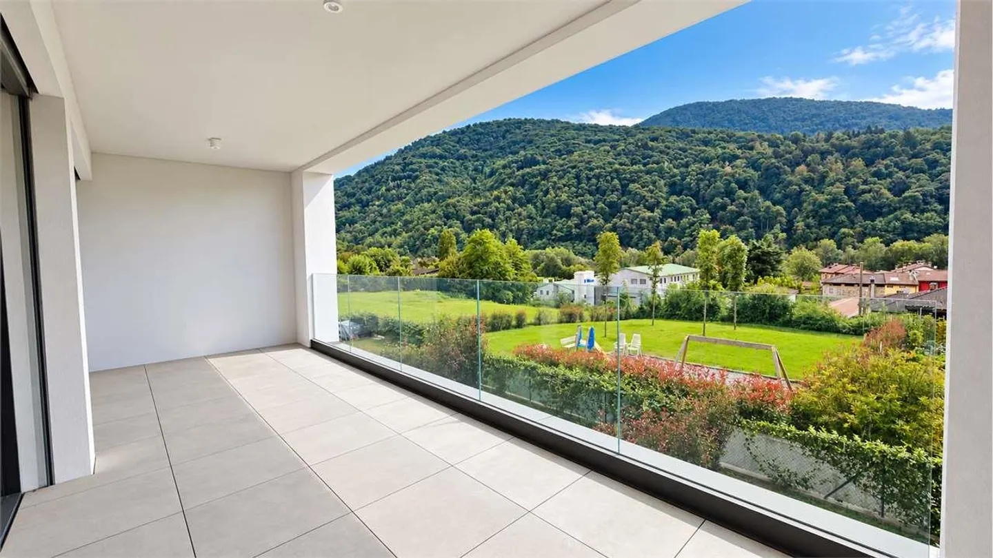 Modernes 2,5-Zimmer-Apartment mit Terrasse in der Residenza Due Laghi - Foto 2 von 13