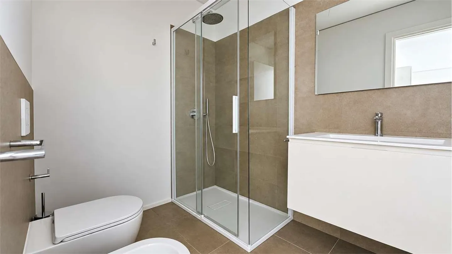 Modernes 2,5-Zimmer-Apartment mit Terrasse in der Residenza Due Laghi - Foto 9 von 13