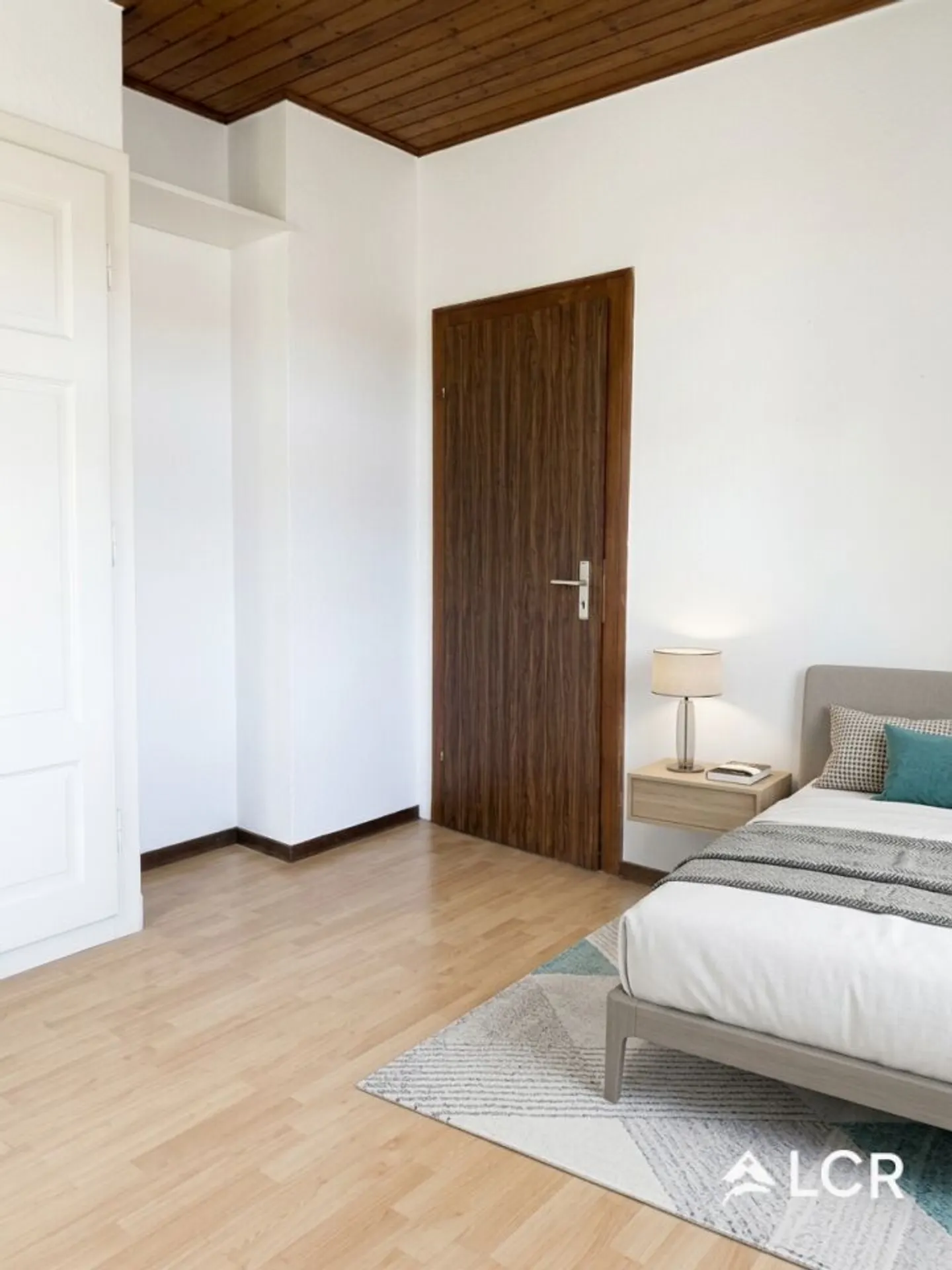 Bright 4-Room Apartment with Garden - Photo 3 of 8