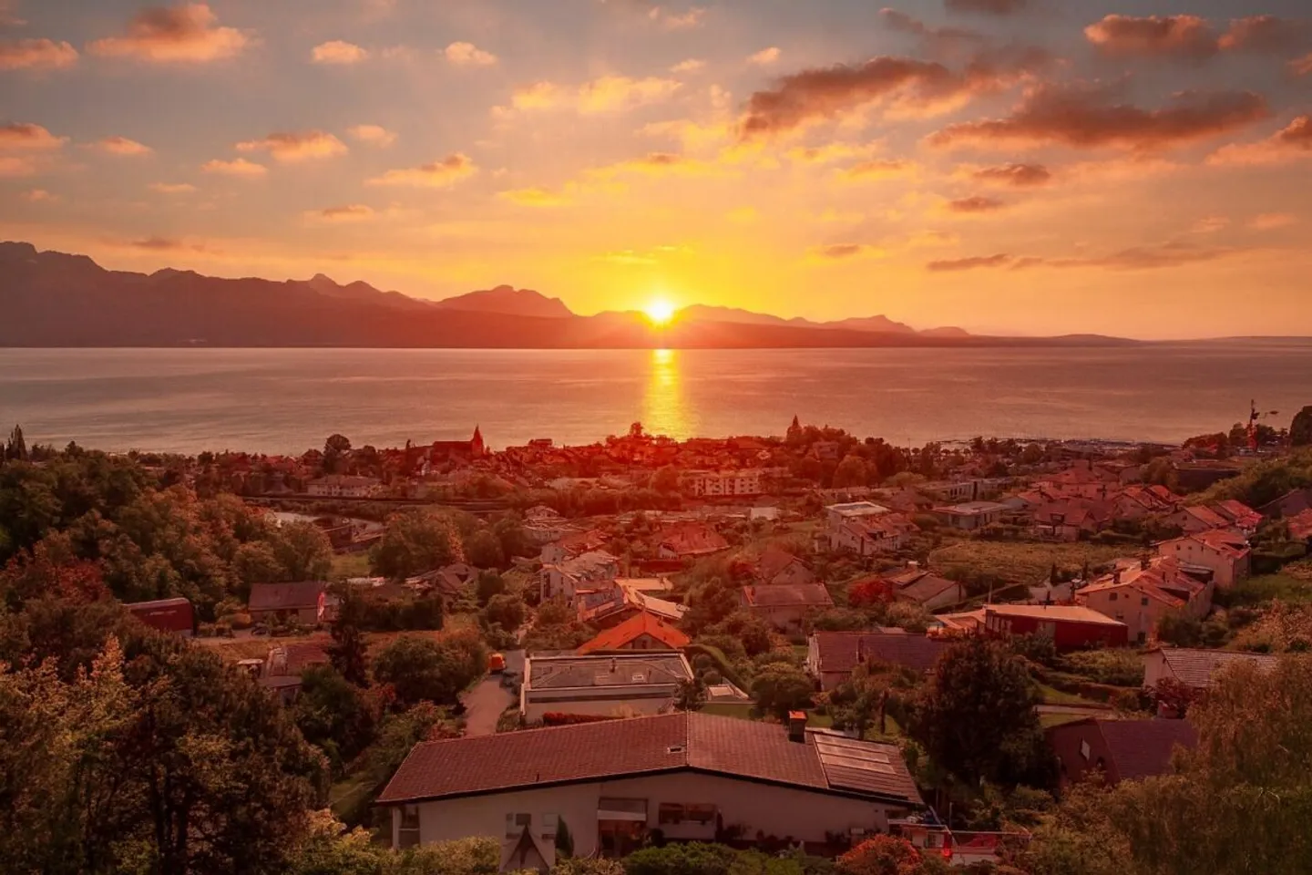 Magnifique appartement de 5,5 pièces avec jardin et piscine privée. - Photo 2 sur 22