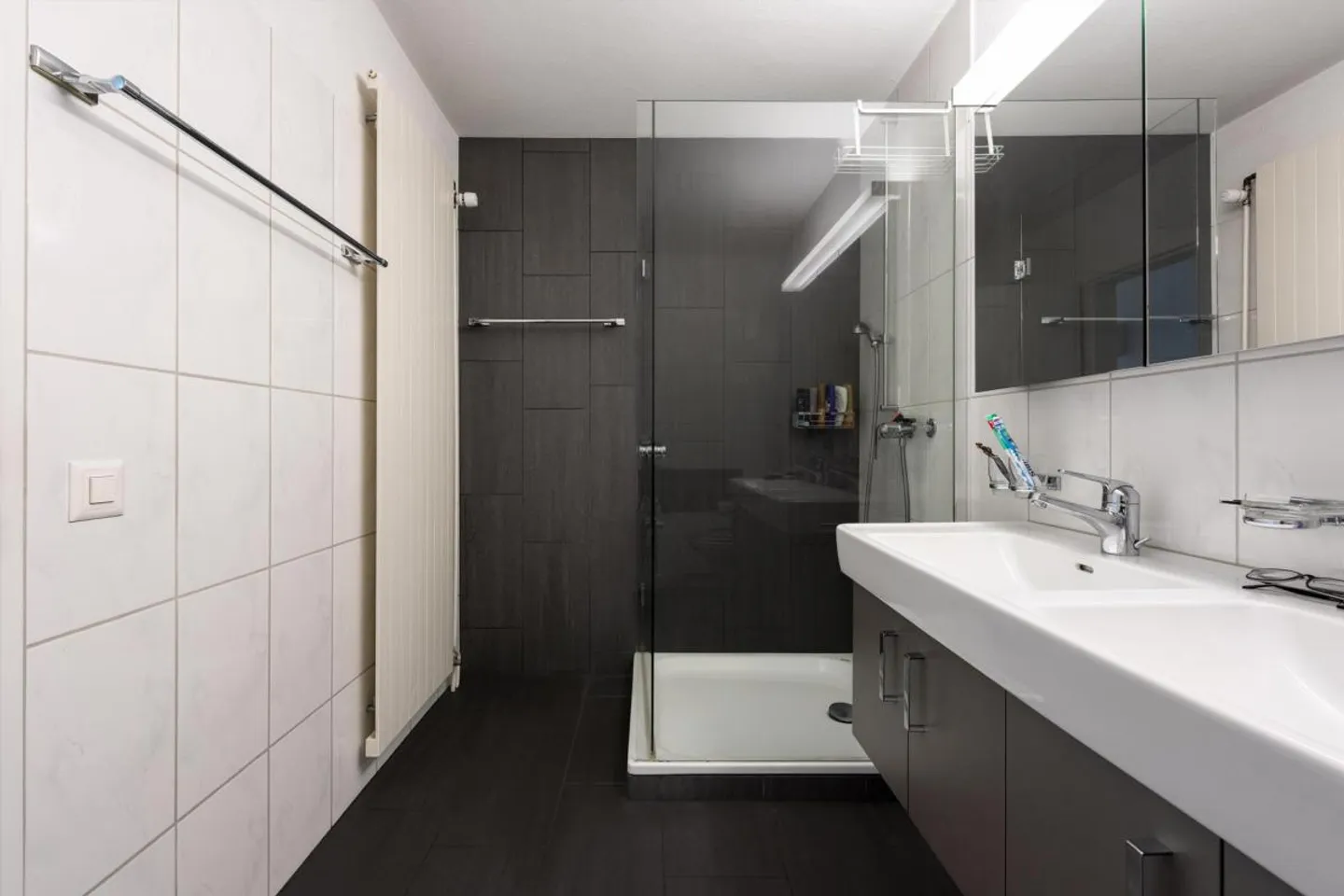 Spacious Apartment - Photo 5 of 10