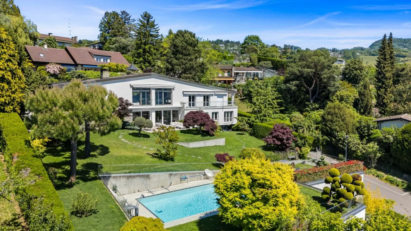 Magnifique appartement de 5,5 pièces avec jardin et piscine privée. - Photo 4 sur 22