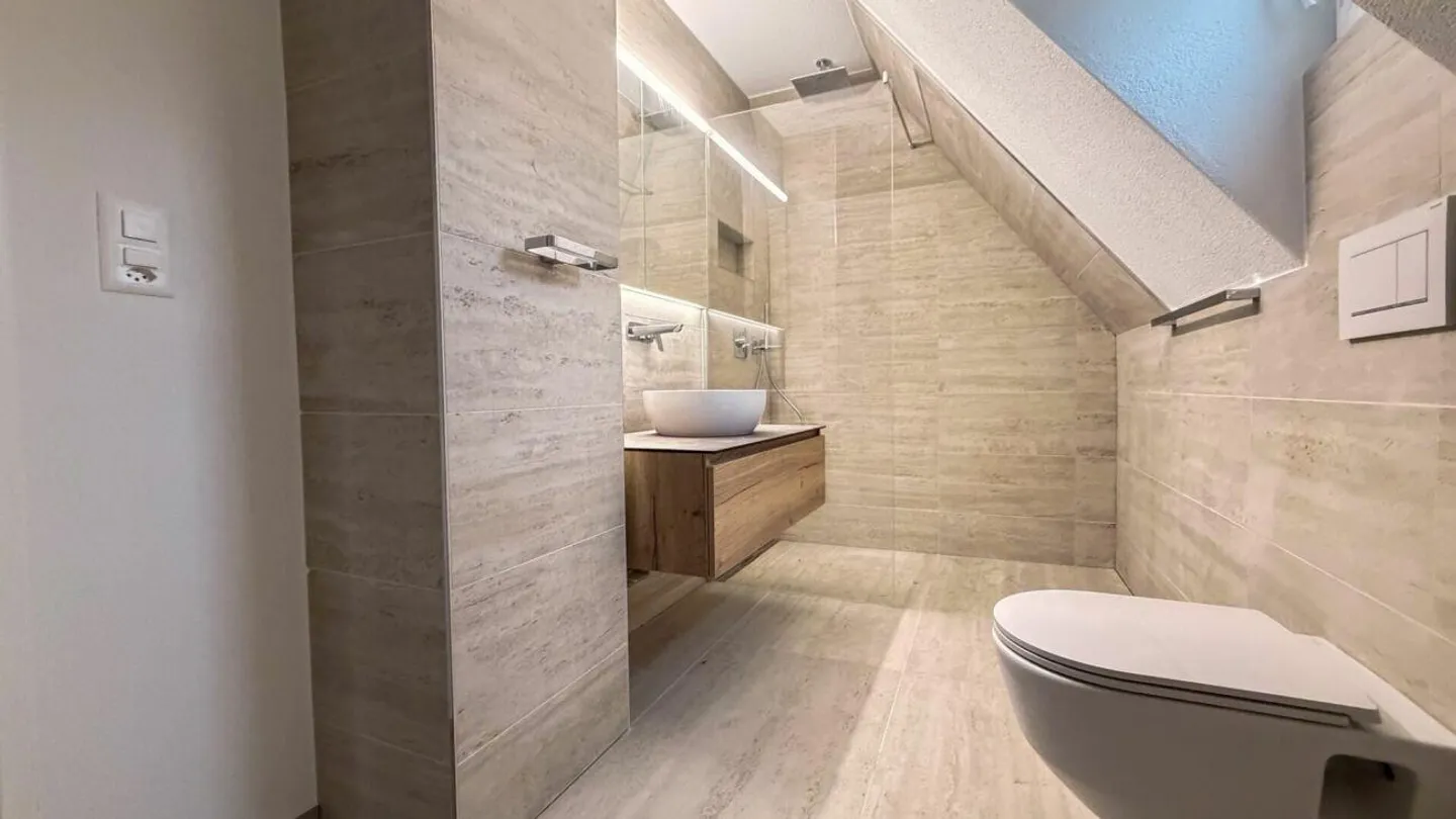 Appartamento mansardato completamente ristrutturato di 3,5 locali in standard di proprietà - Foto 6 di 8