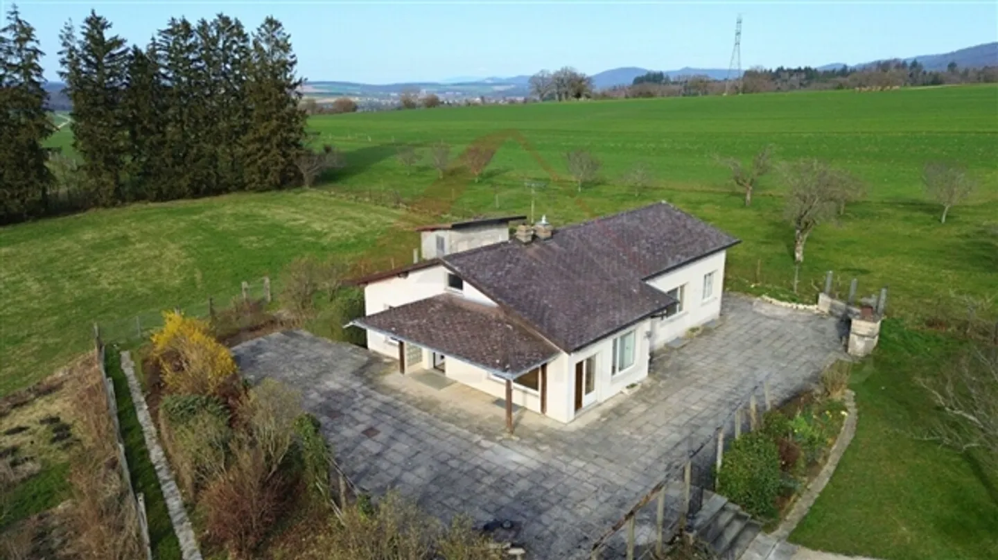 Villa spaziosa con grande terreno e vista libera - a pochi passi da Porrentruy - Foto 1 di 10