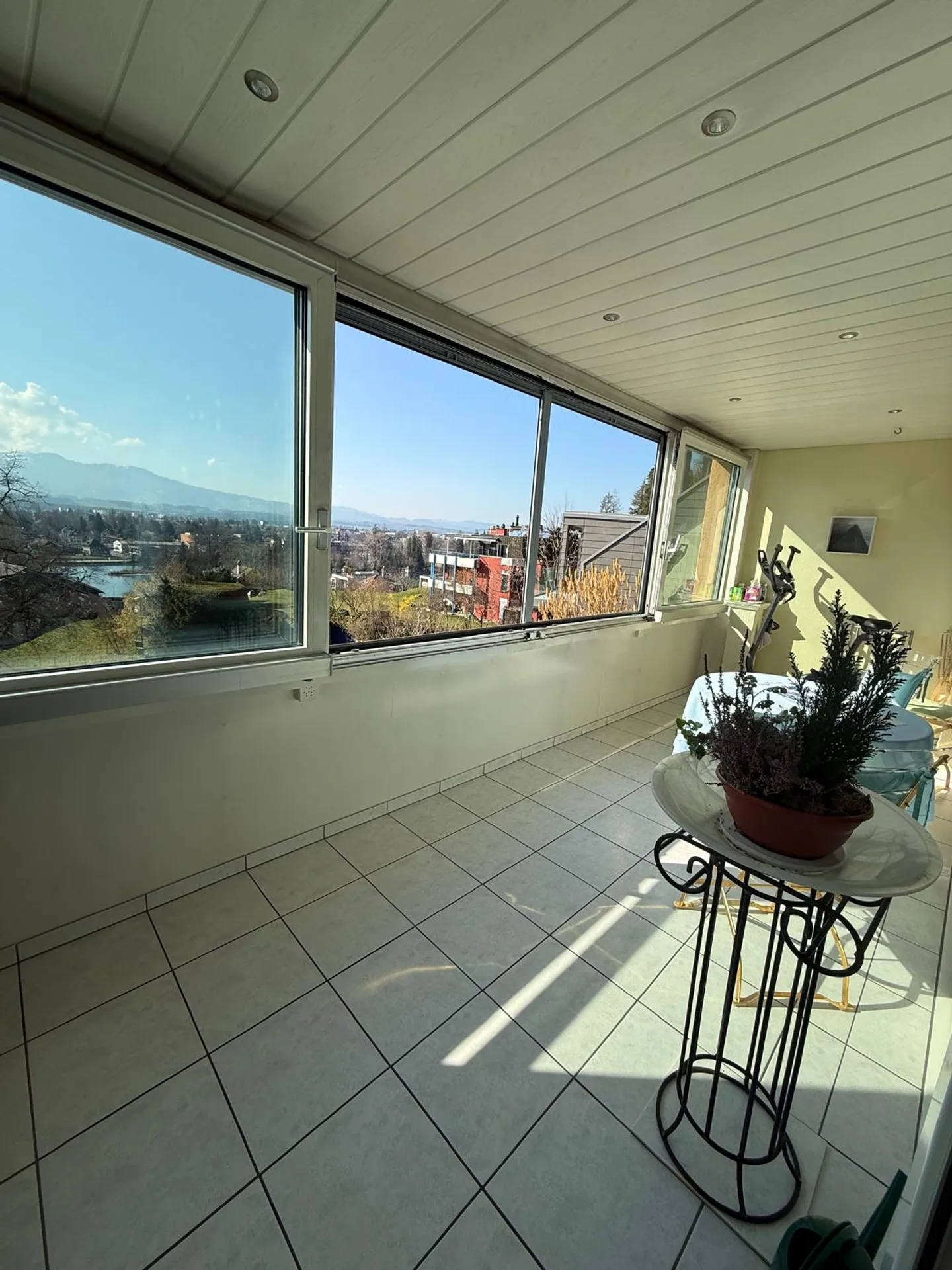 Spacious and bright 4.5-room apartment with mountain view in Thun - Photo 3 of 20