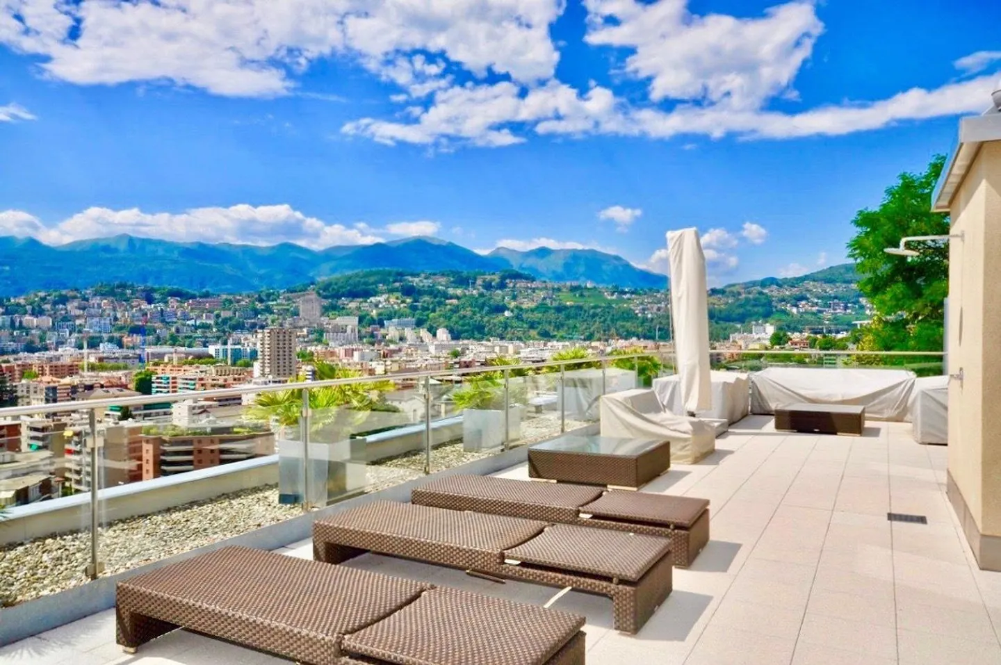 Magnificent Luxury Penthouse mit Dachterrasse und Blick auf den Luganersee - Foto 2 von 21