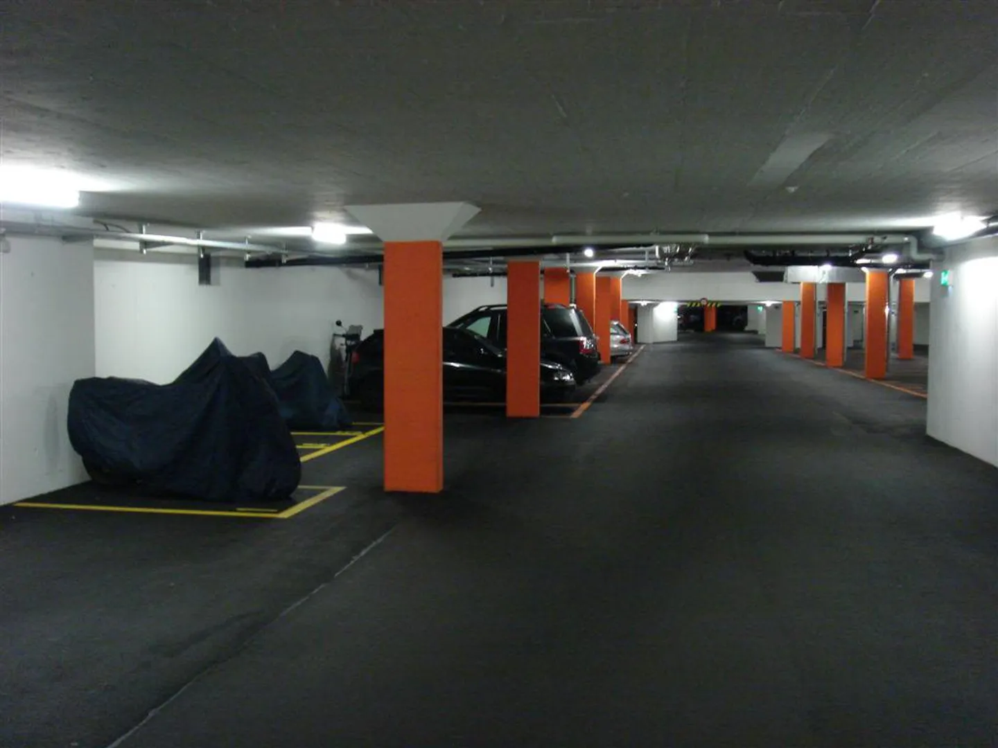 Vous cherchez une place de parking près de la piscine? - Photo 2 sur 2
