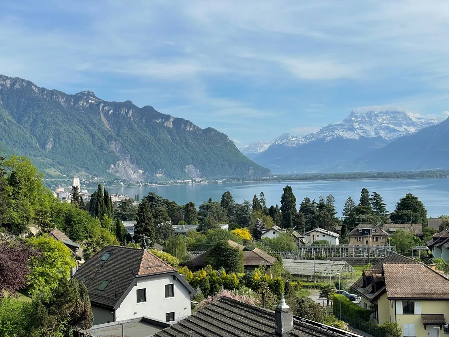 Appartement charmant de 3,5 pièces à louer avec une vue panoramique imprenable sur le lac et les Alpes - Photo 1 sur 12