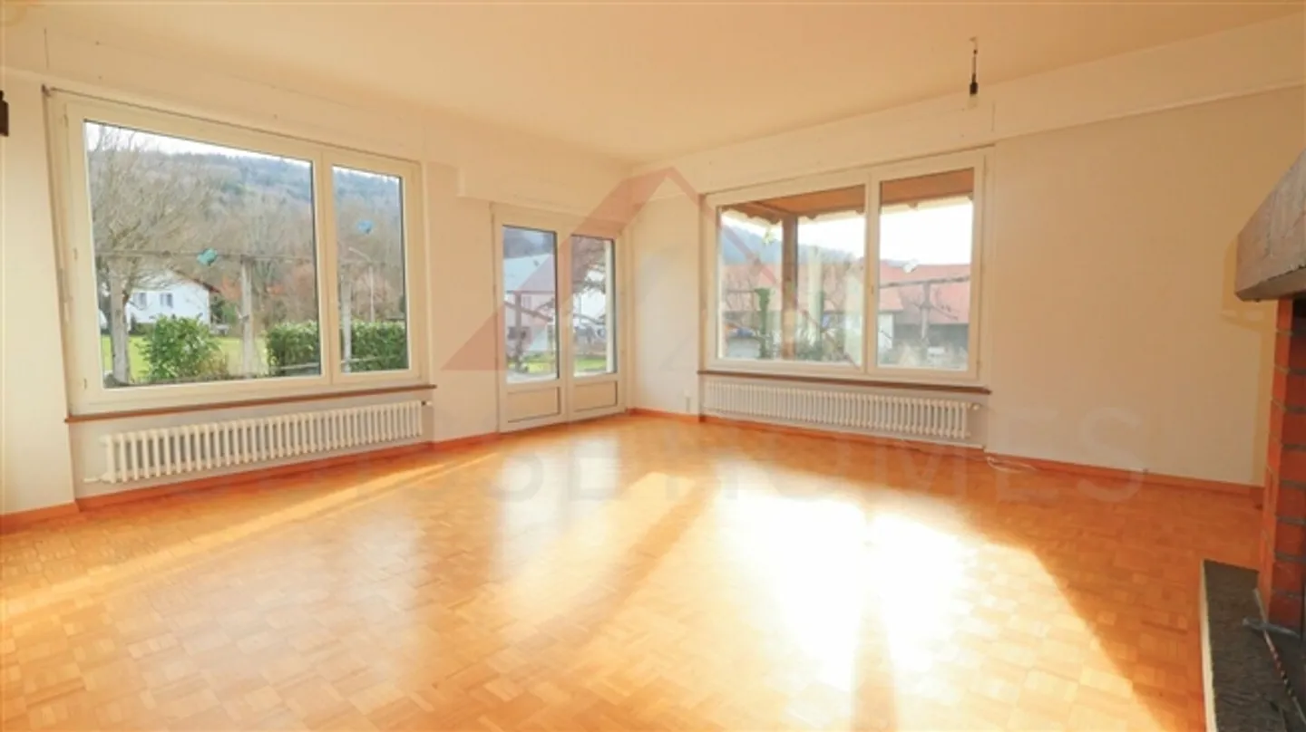 Villa spaziosa con grande terreno e vista libera - a pochi passi da Porrentruy - Foto 6 di 10