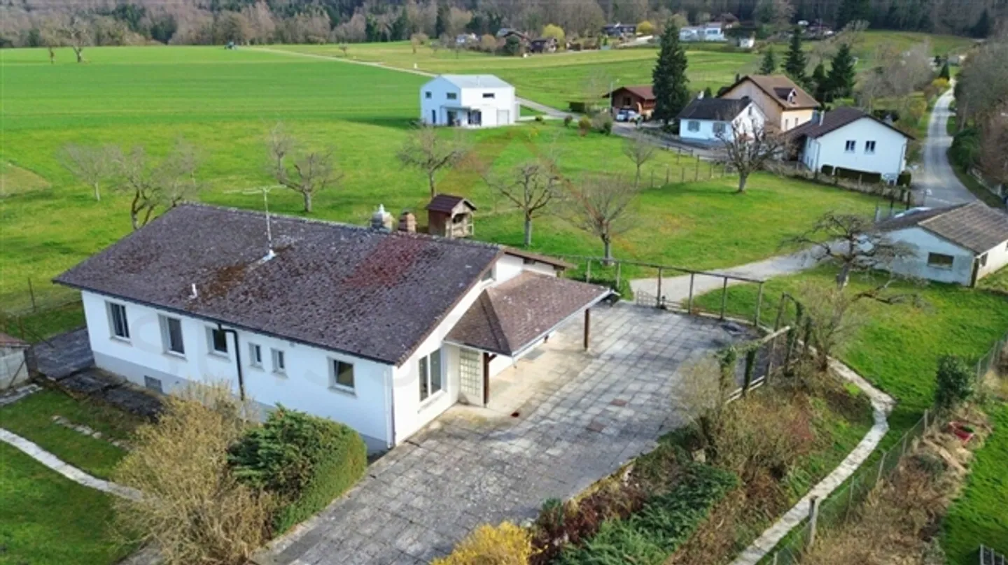 Villa spaziosa con grande terreno e vista libera - a pochi passi da Porrentruy - Foto 9 di 10