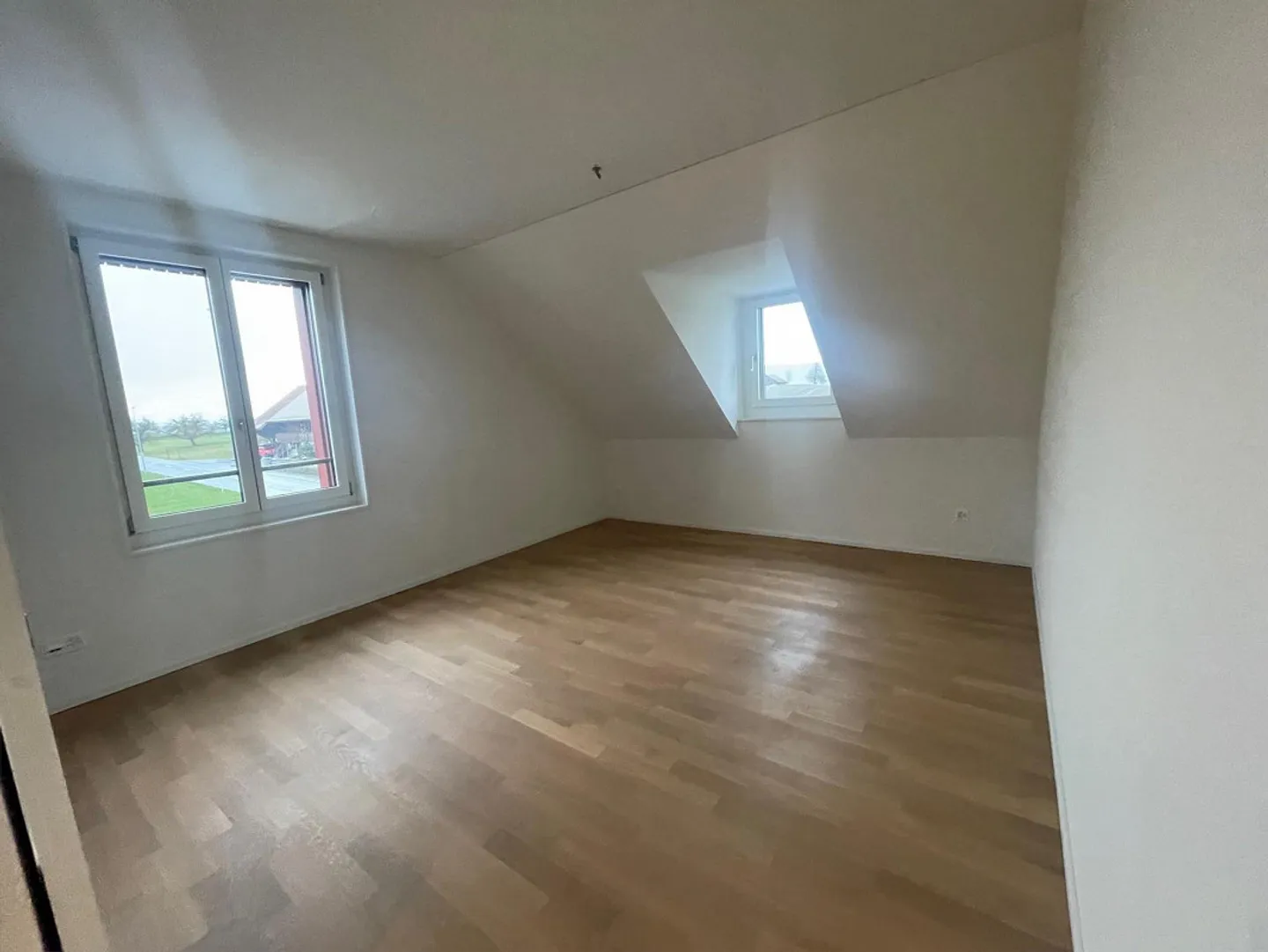 Moderno appartamento duplex di 4,5 stanze in posizione tranquilla ad Altikon - Foto 7 di 12
