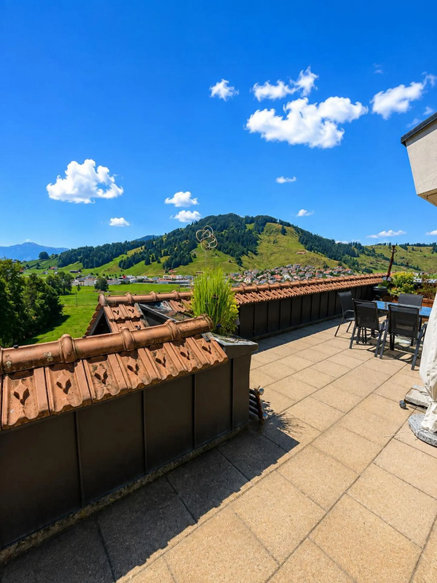 Helle 4½-Zimmer-Terrassenwohnung an sonniger Lage in Rothenthurm - Foto 1 di 12