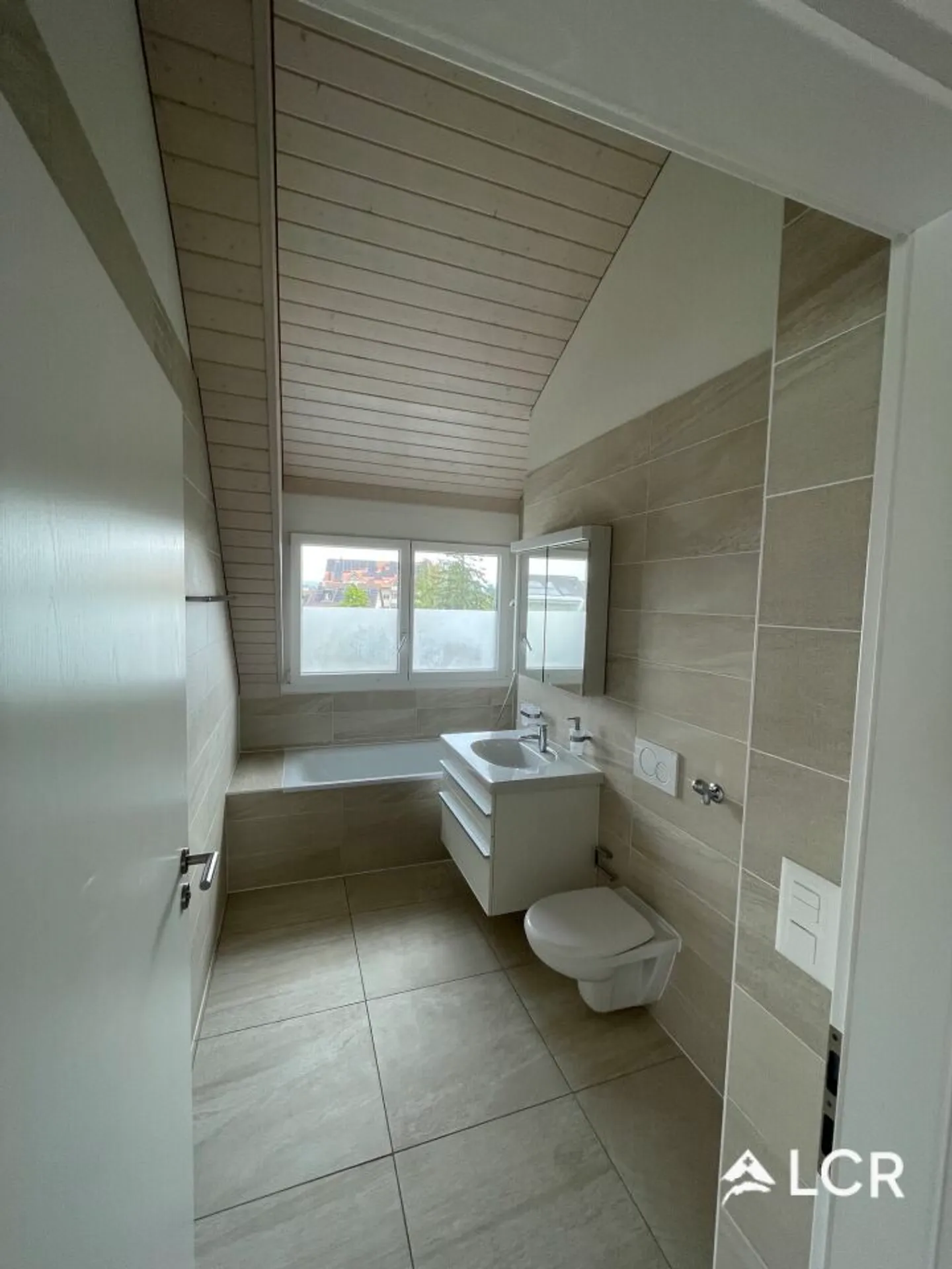 Magnificent 4.5-room apartment / 3 bedrooms / 2 bathrooms / 1 balcony - Photo 6 of 8