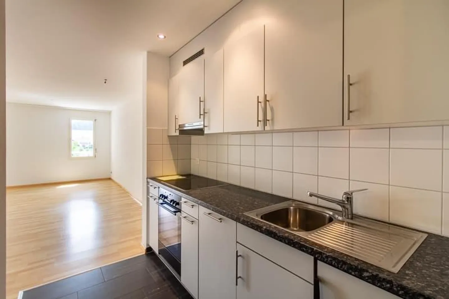 Charming 2½-room apartment in a central location - Photo 2 of 5