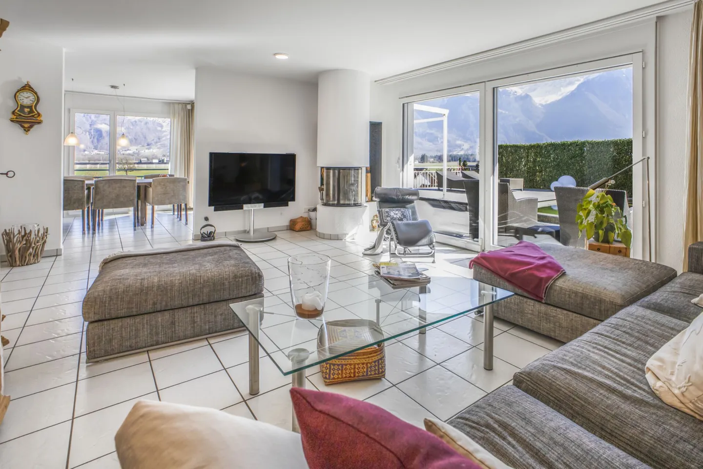 Exclusive 7.5-room single-family house with swimming pond in idyllic location - Photo 3 of 12