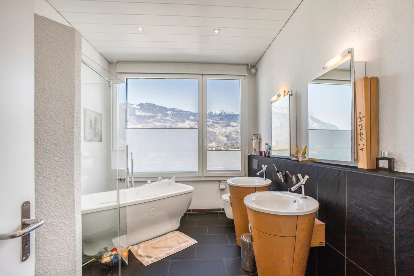 Exclusive 7.5-room single-family house with swimming pond in idyllic location - Photo 9 of 12