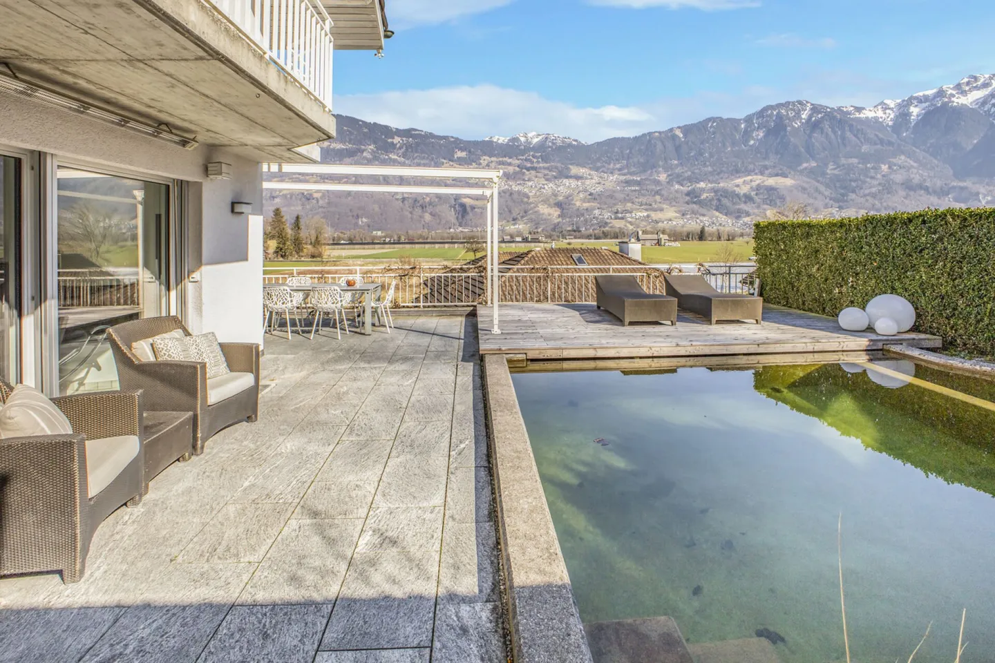 Exclusive 7.5-room single-family house with swimming pond in idyllic location - Photo 1 of 12