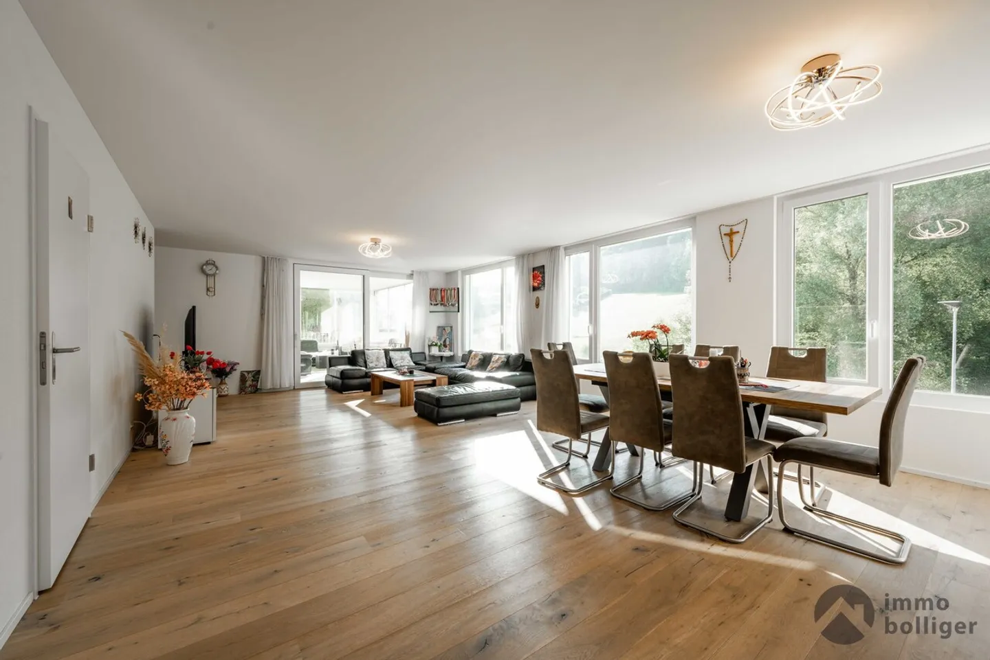 Stylish Apartment with Green View - Photo 3 of 12