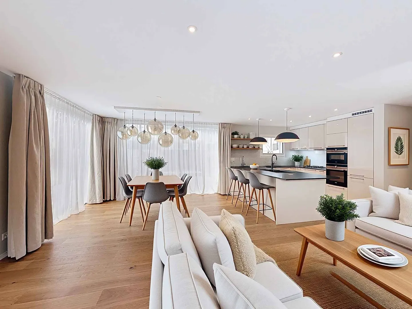 Magnificent contemporary villa with garden - Photo 2 of 13