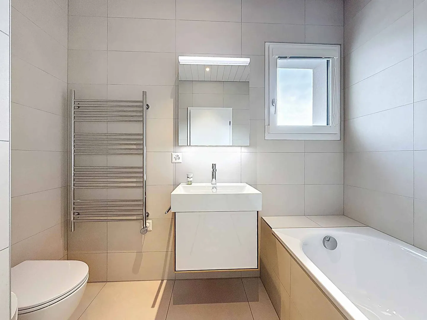 Magnificent contemporary villa with garden - Photo 8 of 13