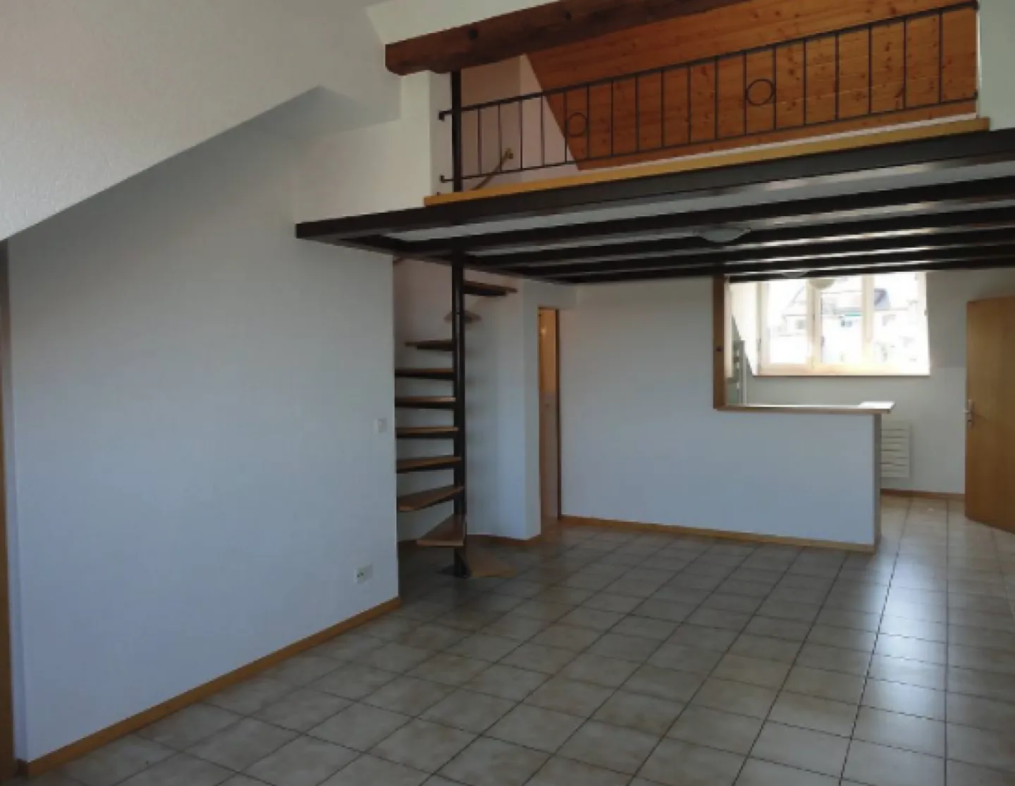 Charmante 2-Zimmer-Dachgeschosswohnung mit Mezzanin - Foto 3 von 5