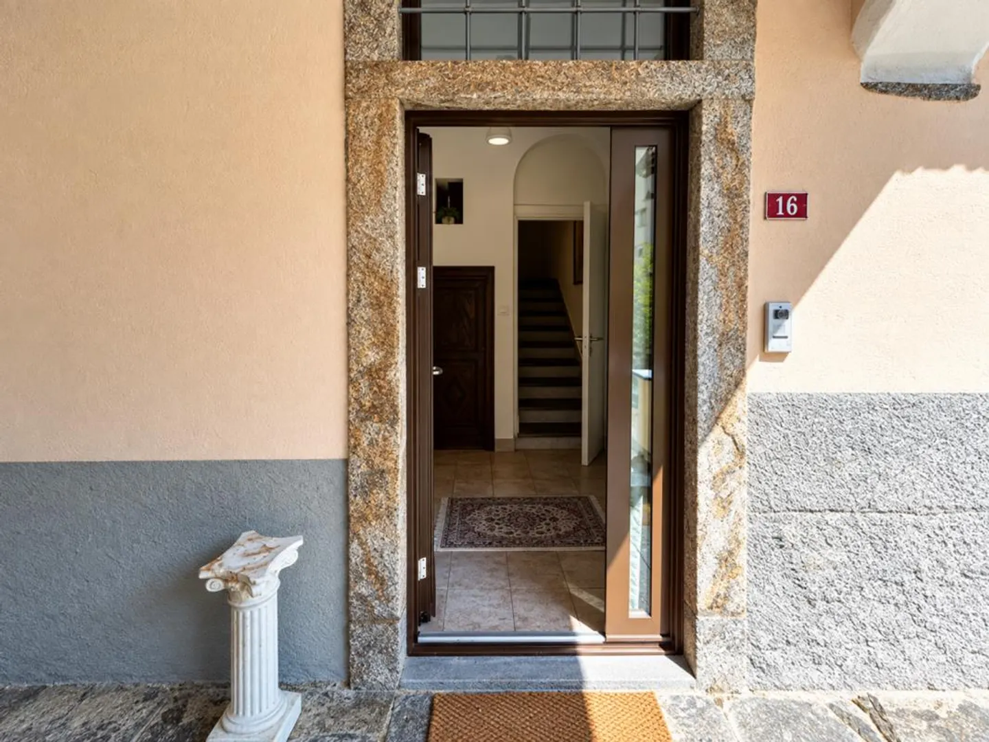 MAISON TICINESE DE CHARME AU COEUR DE PURA - 9 PIÈCES, GROTTO ET COUR... - Photo 2 sur 19