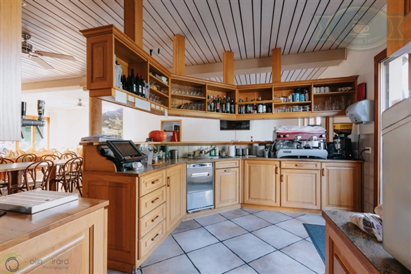 Edificio a uso misto nel cuore del villaggio di Seleute. - Foto 8 di 13