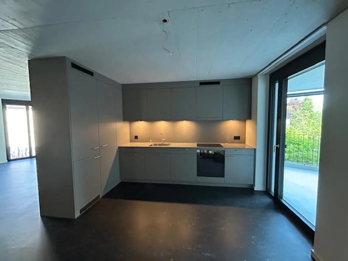 Moderne Wohnung mit zwei Badezimmern, Waschturm und Balkon - Foto 6 di 8