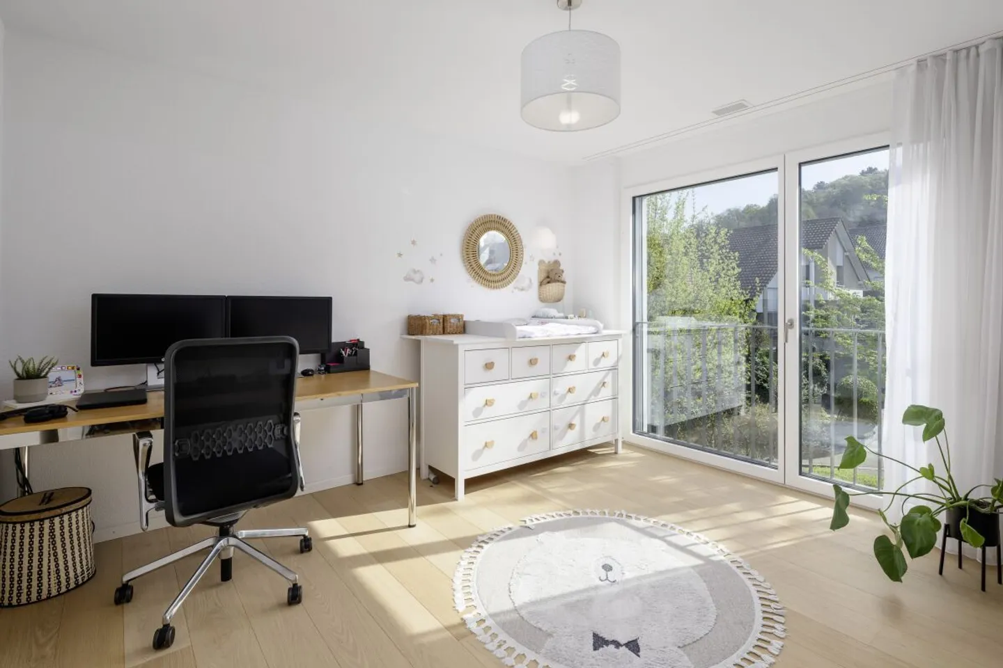 Modern Apartment with Sunny Balcony - Photo 4 of 7
